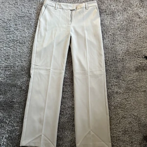 BikBok Kostymbyxor - Säljer dessa kostymbyxor då dom är för stora på mig! Fint skick endast använda 1 gång