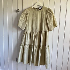 Klänning - Så vacker grönbeige klänning från &otherstories! Fick den i födelsedagspresent för några år sedan, men nästintill oanvänd!