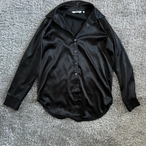 Only satin skjorta - Säljer denna tröja som endast är testad få den inta passa mig i smaken!
