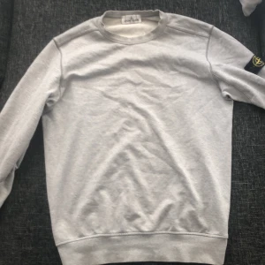 Stone island tröja  - Nästan helt ny stone island tröja i grå nypris 1800 mitt pris 500 Pris diskuteras INTE då den är jätte sälsaynt och har slutat säljas. Passar på dig som är 165-175 Mycket bra skick!