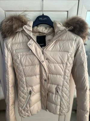 RockandBlue jacka - Nu säljer jag min RockandBlue jacka med äkta päls!! Skulle säga att den passar en 36a också. Skriv vid funderingar:) 