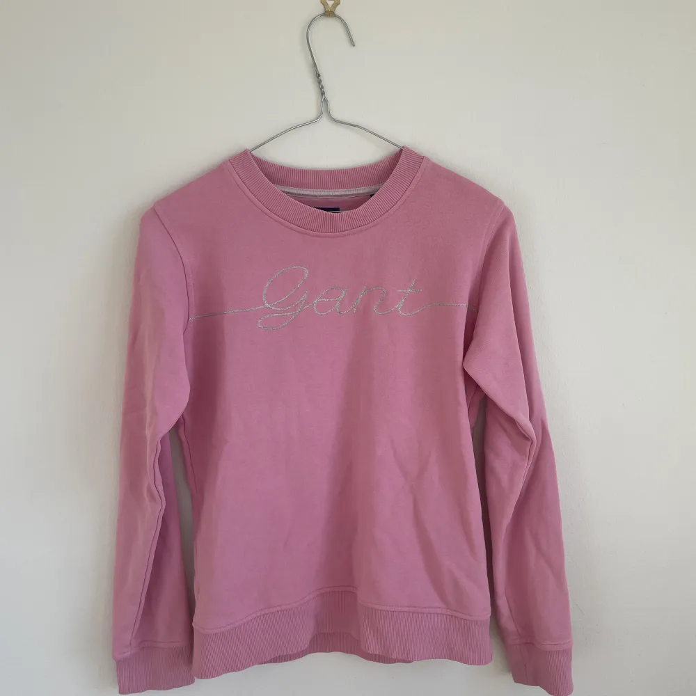 Säljer denna jättefina rosa tröja i  barn storlek (146- 152). Den är i superbra skick, säljer då den blivit för liten. Pris kan alltid diskuteras! ❤️❤️. Tröjor & Koftor.
