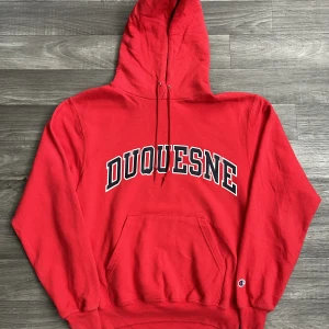 Champion Duquesne - Snygg college champion Hoodie i storlek S! Bara att skriva om du undrar över något🙏