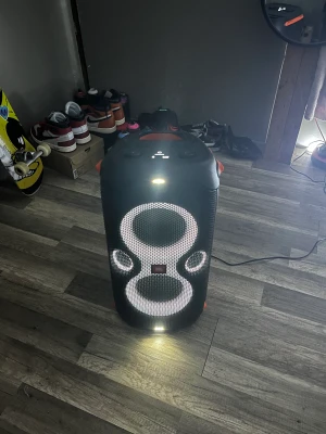 JBL partybox 110 - Säljer en jbl partybox 110 högtalare  Funkar utmärkt  Säljs ny för 4449kr Endast seriösa köpare  Pris går att diskutera vid snabb affär