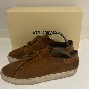 Axel arrigato skor - Här kommer ett par riktigt snygga och limiterade arrigato skor som inte säljs längre. Skicket är 7/10 och därför lite billigare, nypris: 2199kr. Vid frågor är det bara att höra av dig! Vid snabb affär kan det bli billigare!