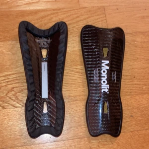 Monolit benskydd  - Monolit fotbollsbenskydd  Mycket fint skick 19 cm samt väger 40 gram Nypris 749 Pris kan diskuteras 