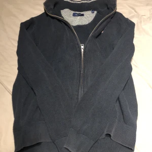 Gant tröja  - Säljer min stickade gant tröja för endast 400kr. Ny pris ca 1200kr. Liten i storleken