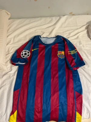 Ronaldinho FC Barcelona fotbollströja - 2005/06 Barcelona tröja, året de lyfte champions league pokalen. Med Ronaldinho på ryggen. Storlek M