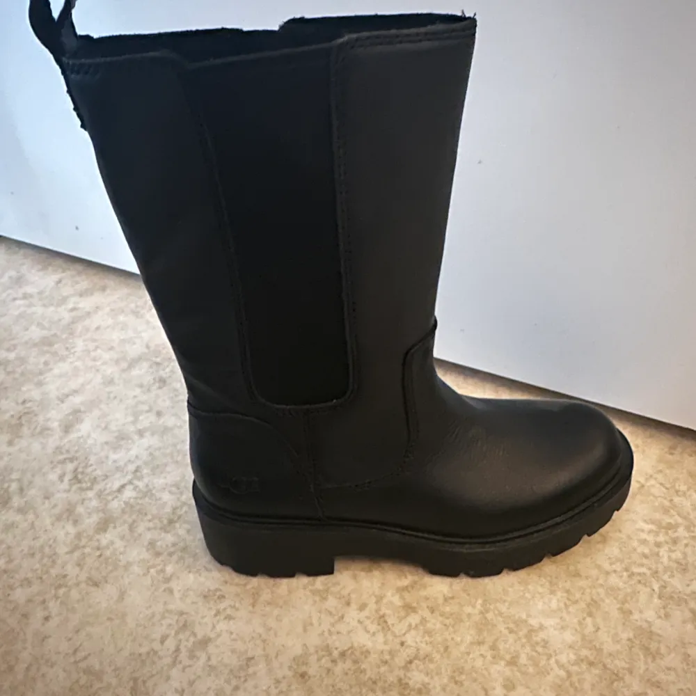 UGGs boots, köpt från bubbleroom i storlek 37. Aldrig använda. . Kengät.