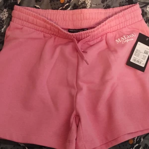 Nya skjorts oanvända - Rosa med lappar på. Aldrig använda 