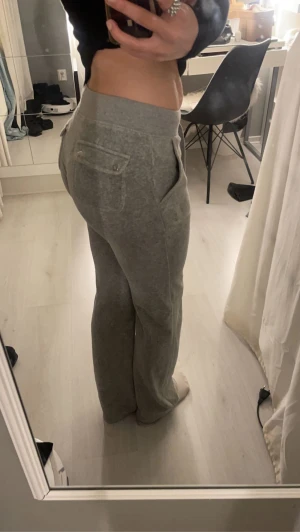 Juicy Couture Grey  - Säljer nu mina gråa juicy Couture byxor! Köpte de i vintras och de är i bra skick. Inga defekter förutom att ena metallbiten har lossnat men inget som märks💕 Köptes för 1.200. Skriv för fler bilder & kan kanske även tänka mig byta mot ett par röda💞