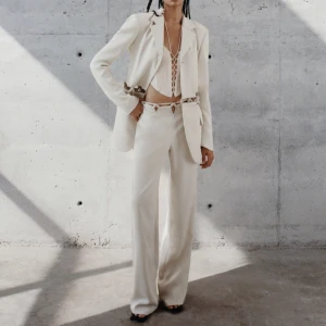 Dion Lee Rope Macrame pant - Dion Lee rope macrame pants, från deras Ss21 kollektion. Använda max 1 gång så i nyskick. Superfina byxor med otroligt bra kvalité! Ej genomskilniga. Nypriset på dessa är runt omkring 6000kr. Säljes för 2000kr. Egna bilder kan skickas💘