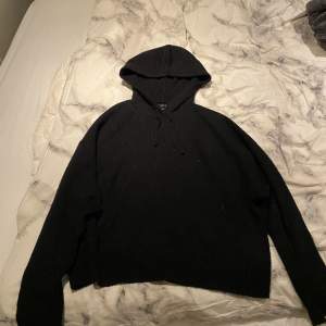 svart stickad hoodie från Lindex, i nyskick då den aldrig är använd. Nypris 399kr 🩷🩷