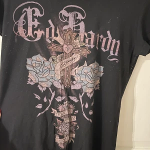 Ed Hardy tröja - Säljer min fina ed Hardy tröja som inte kommer till användning 🩷 Materialet börjar bli åt den sämre sidan men inget man märker tydligt 