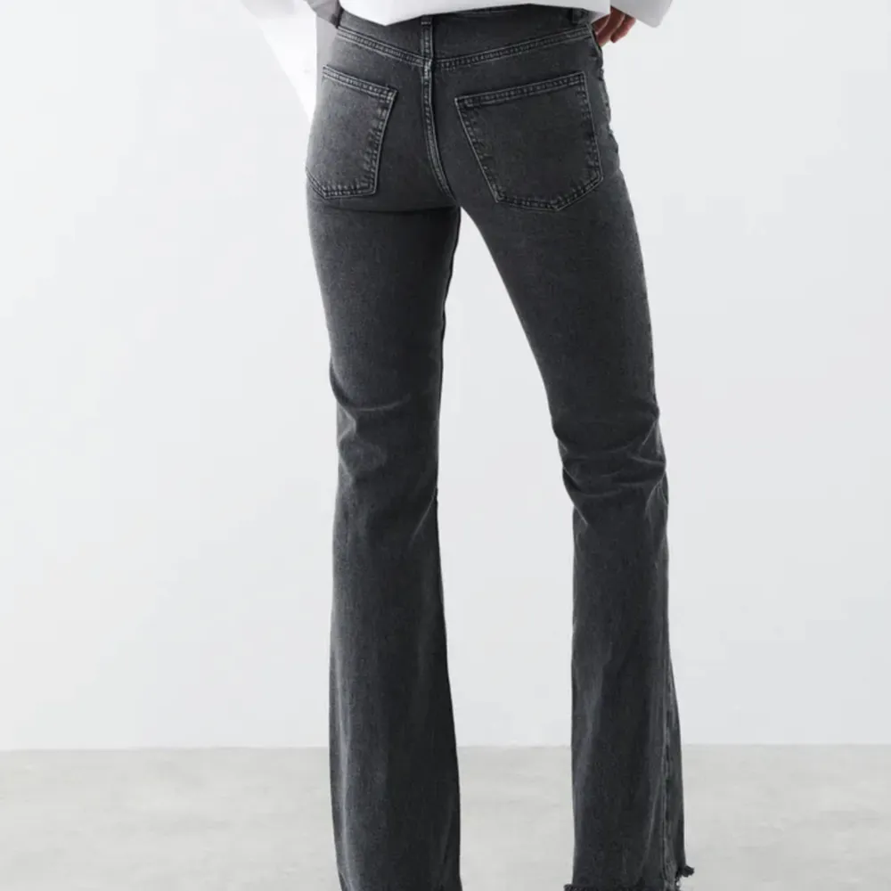 säljer mina gråa jeans från gina tricot, använda några gånger men inga defekter. Dom är i modell tall. Storlek 38💕. Jeans & Byxor.