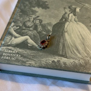 Guldpläterad berlock - Köpt på Ur&Penn