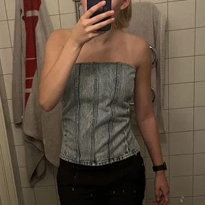 Jeanstop - Jeanstopp, helt oanvänd dock är den omsydd av ett par gamla byxor. Tror att den passar många storlekar på grund av de justerbara banden i ryggen, själv är jag M.