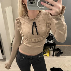 Långärmad tröja - Supersnygg tröja som tyvärr inte kommer till användning längre. Den har fina detaljer och är endast använd 1 gång. 