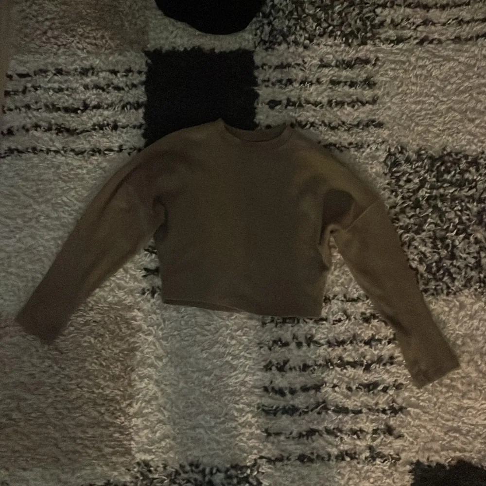 En brun stickad Gina tricot tröja, knappt använd . Tröjor & Koftor.