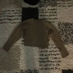 En brun stickad Gina tricot tröja, knappt använd 