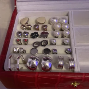 Örhängen - Uppdaterade örhängen av de som finns och säljs nu, ett par silver hjärtan i samma modell som finns i roseguld och guld, samt guld hjärtan me en rubin. Mer info på original inlägg💕