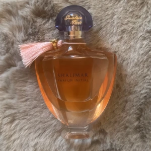 SHALIMAR PARFUM INITIAL - En parfym med 60ml i knappt använd skriv vid funderingar eller flera bilder ❤️ priset kan ändras vid snabb affär 
