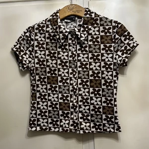 Blommig blus  - Fantastisk blus med jättefint mönster 🤍🤎🤍🤎 Skulle tro att det är storlek XS/S eller 36. 