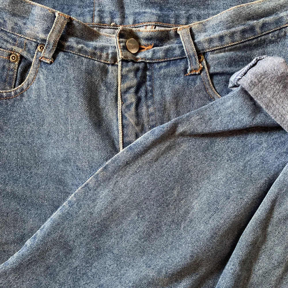 blå jeans i straight/mom passform, superfina och köpta second hand. säljer då de är för små:). Jeans & Byxor.