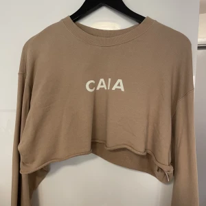 Caia Crewneck - Använd endast 2 gånger sen jag köpte den.  Släpptes i samband med deras första release på ögonskuggspaletten  Var croppad vid köp.