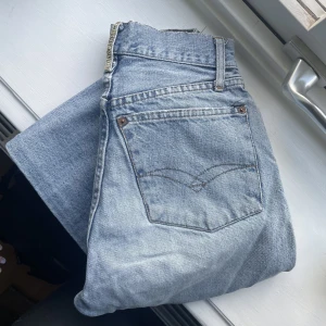 Replay jeans  - Står storlek 27 men skulle säga att de är med W24/25! Jag får inte på mig dem :) Ganska slitna men fortfarande fina! 