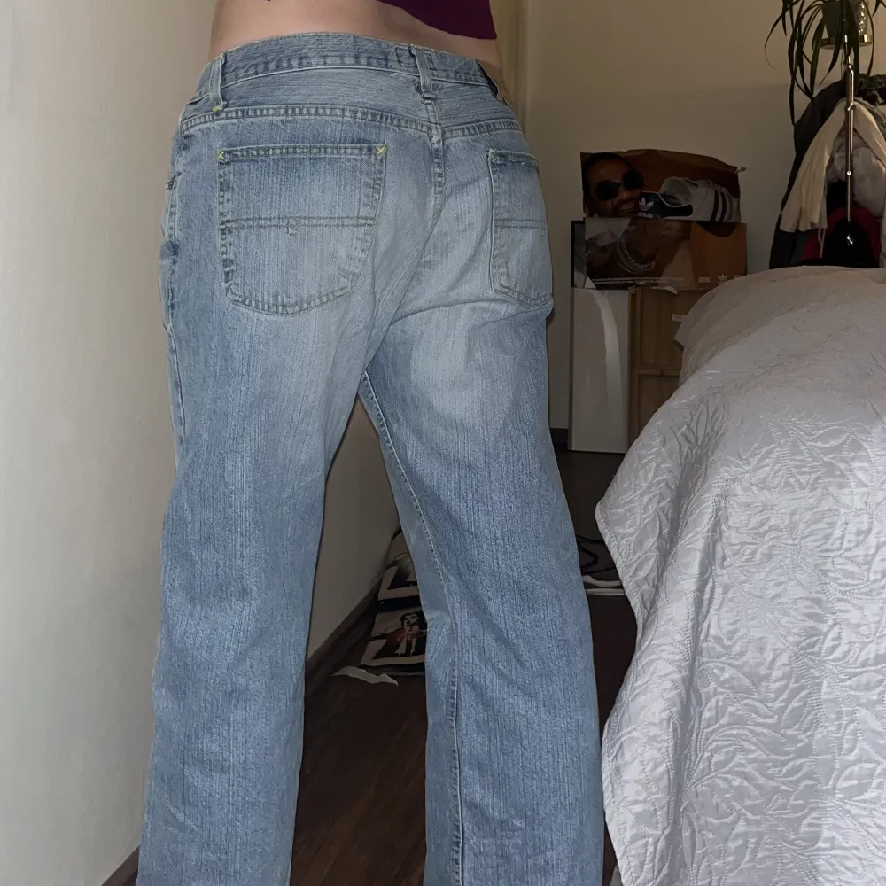 Snygga blå jeans i bra skick o cool tvätt! . Jeans & Byxor.