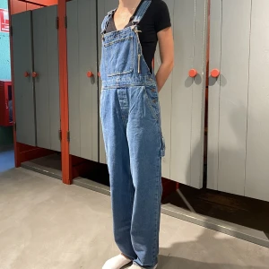 Hängselbyxor  - Jättefina mörkblå jeans 90-tals hängselbyxor. Bra skick. Super bekväma. Köpta för 920,81kr eller 80€