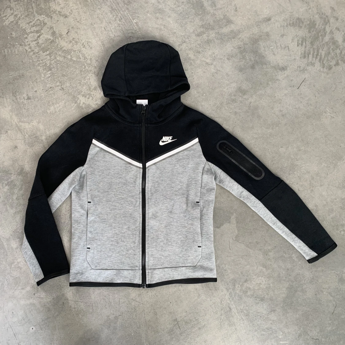 Nike Tech svart/grå. Strl junior M/137-147 cm