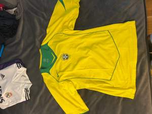T-shirt från Nike med Brasiliens logga. Som ny, aldrig använd. Kan mötas upp annars står köparen för frakt!