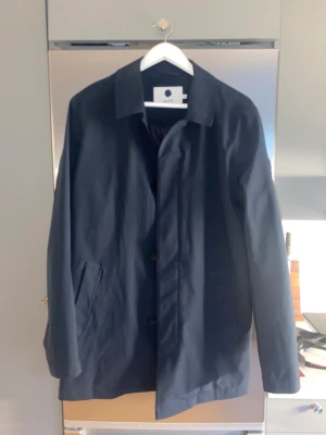 NN07 2 layer navy jacket  - SIZE M  Skick 9/10 Färg NAVY BLUE 100% vattentät  Vindtät  Stilren  Sitter perfekt på mig och jag är 190cm