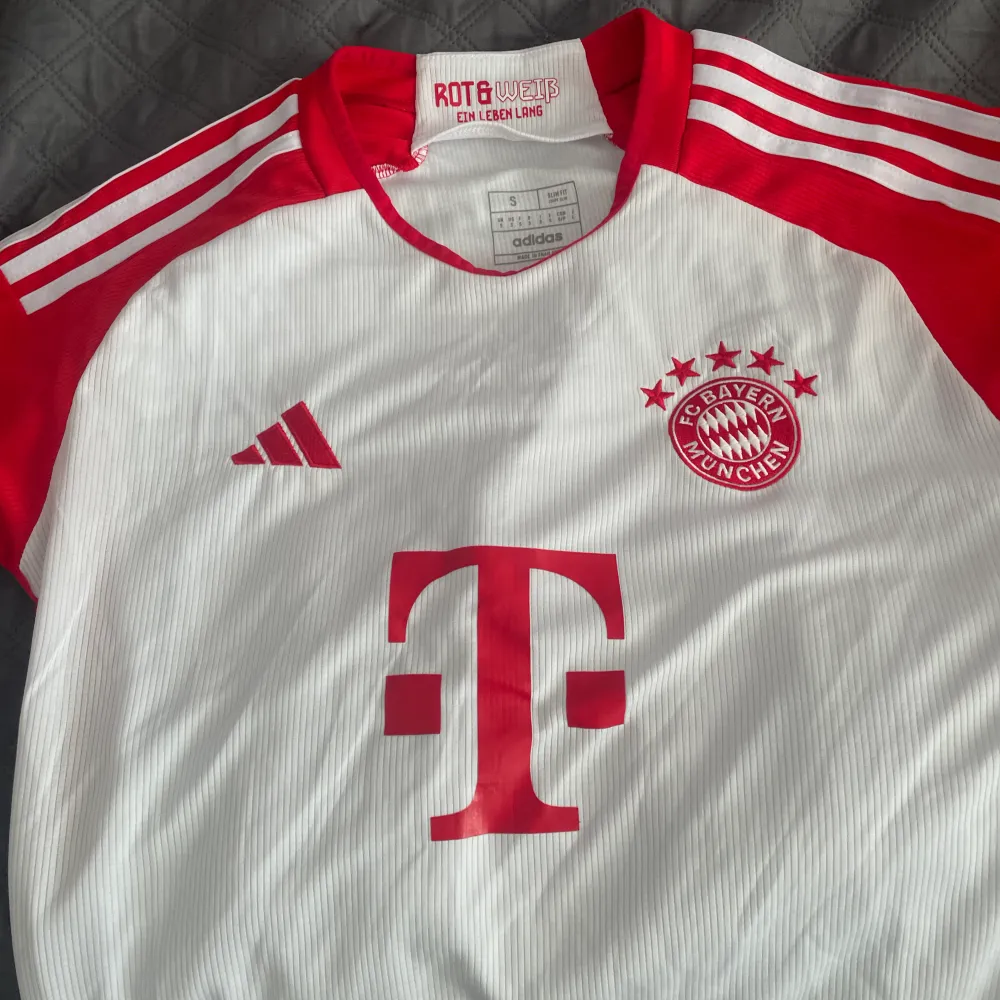 Bayern fotbollströja, helt ny storlek s använd 1 gång, ny pris 1000, säljs för 500 kan diskuteras vid snabbaffär. T-shirts.