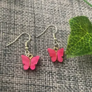 Rosa örhängen med fjärilar 