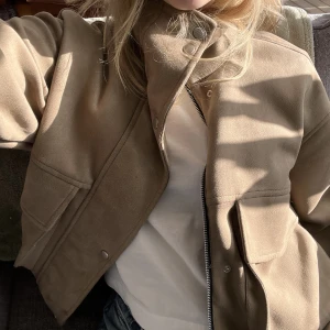 Jacka  - Beige/ljusbrun jacka med fickor utan luva (mockaimitation) 👜🤎