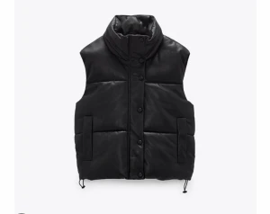 skinnimitation dunväst Zara - Tjock och varm väst. Stl xxl, men passar mig som har s. Så stl s-xxl.  I mycket bra skick.
