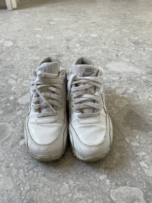 Nike air Max  - Säljer mina vita Nike air Max 90 som är sparsamt använda pga för liten storlek! 