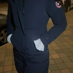 Canada goose dam - Hej allihopa  Jag säljer min knappt använda canada goose jacka som är i nytt skick !  Priset kan diskuteras !  Ordinarie pris ( 19.000) äkta 100%