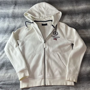 Henri Lloyd Hoodie - Bra skick men har små svarta färgfläckar på luvan, inte märkbart om luvan inte är på
