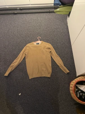 Gant tröja - Säljer den här jättefina bruna ganttröjan. Den är äkta! Storlek s och nästan aldrig använd.