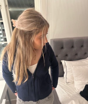 Blå Softgoat liknade kofta  - Jätte fin blå softgoat liknade kofta, storlek S, sparsamt använd, skriv om du har några frågor, möts upp i Sthlm eller fraktar🤍