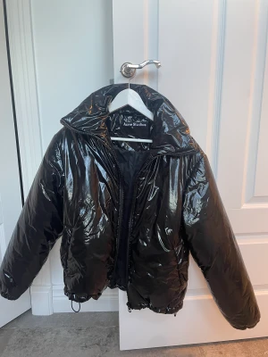 Svart ACNE STUDIOS jacka❤️ - Säljer denna super coola och sköna jacka från ACNE STUDIOS 🩷 Den är så fin och håller verkligen värmen❤️‍🩹 säljer pågrund av att det inte är min still längre❤️ Pris kan diskuteras👍