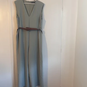 Jumpsuit från zara - Ljusgrön jumpsuit från Zara, använd endast 3 gånger. Original pris 559