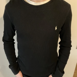 Ralph lauren tröja - Säljer nu denna Ralph lauren tröja i storleken S. Skick 9/10, finns inga defekter eller annat. Hör av dig vid fler frågor🙌🏼