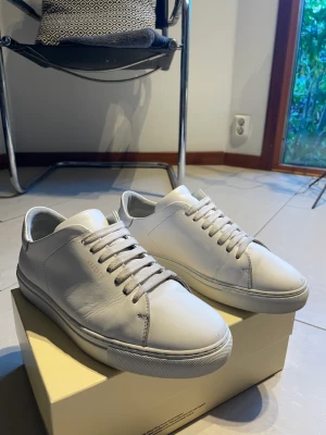 Axel arigato skor  - Axel arigato skor  Storlek: 40 Skick: 7-8/10 inga större flaws Pris: 799