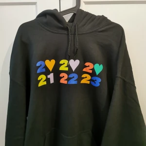 HARRY STYLES OFFICIAL MERCH "THANK YOU" HOODIE i NYSKICK  - Oanvänd Limited edition HARRY STYLES OFFICIAL MERCH. Hoodie från Love On Tour 2023. Originalpris 820, säljes för 700 kr. 