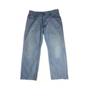 Size: 34/30. Ljusblå. Condition: vintage. Alla jeans är uppmätta av oss! Har ni frågor eller funderingar är det bara slide DM, tveka inte!